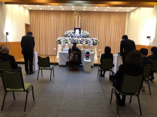 式場での焼香の様子